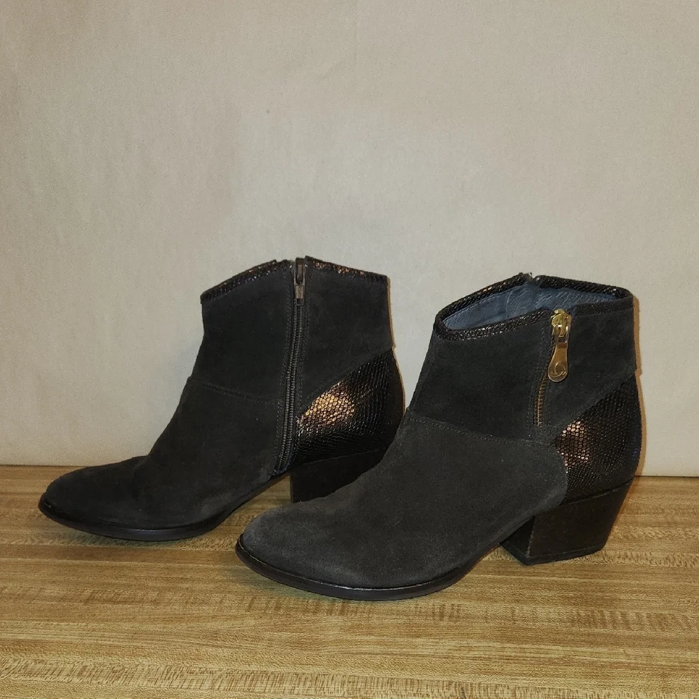 KANNA Made in Spain Suede Ankle Bootie, size 37